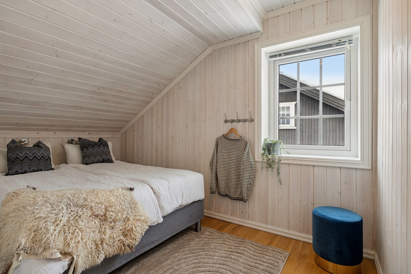 Soverommene er av god størrelse og har plass til stor seng Galleribilde