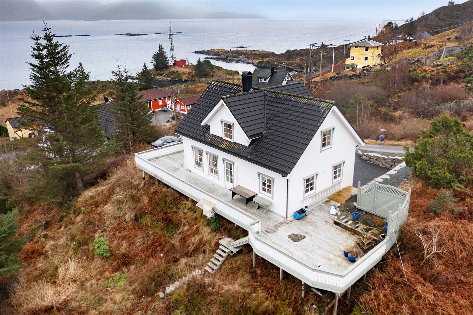 Det er store terrasser/uteplass på alle sider av huset. Galleribilde