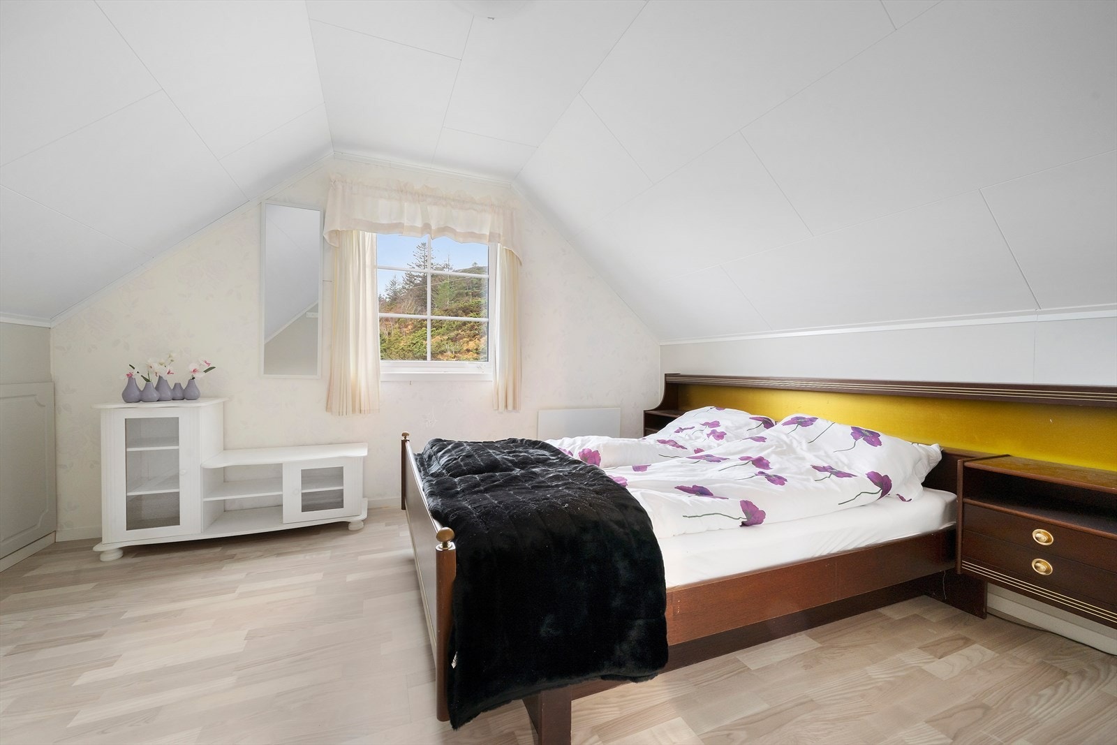 Rom som er innredet og tatt i bruk til soverom. Ikke godkjent. Galleribilde