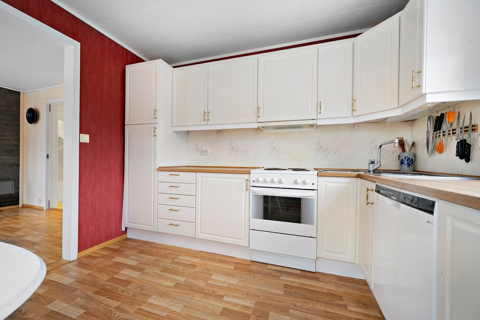 Komfyr, oppvaskmaskin og kjøleskap medfølger. Galleribilde