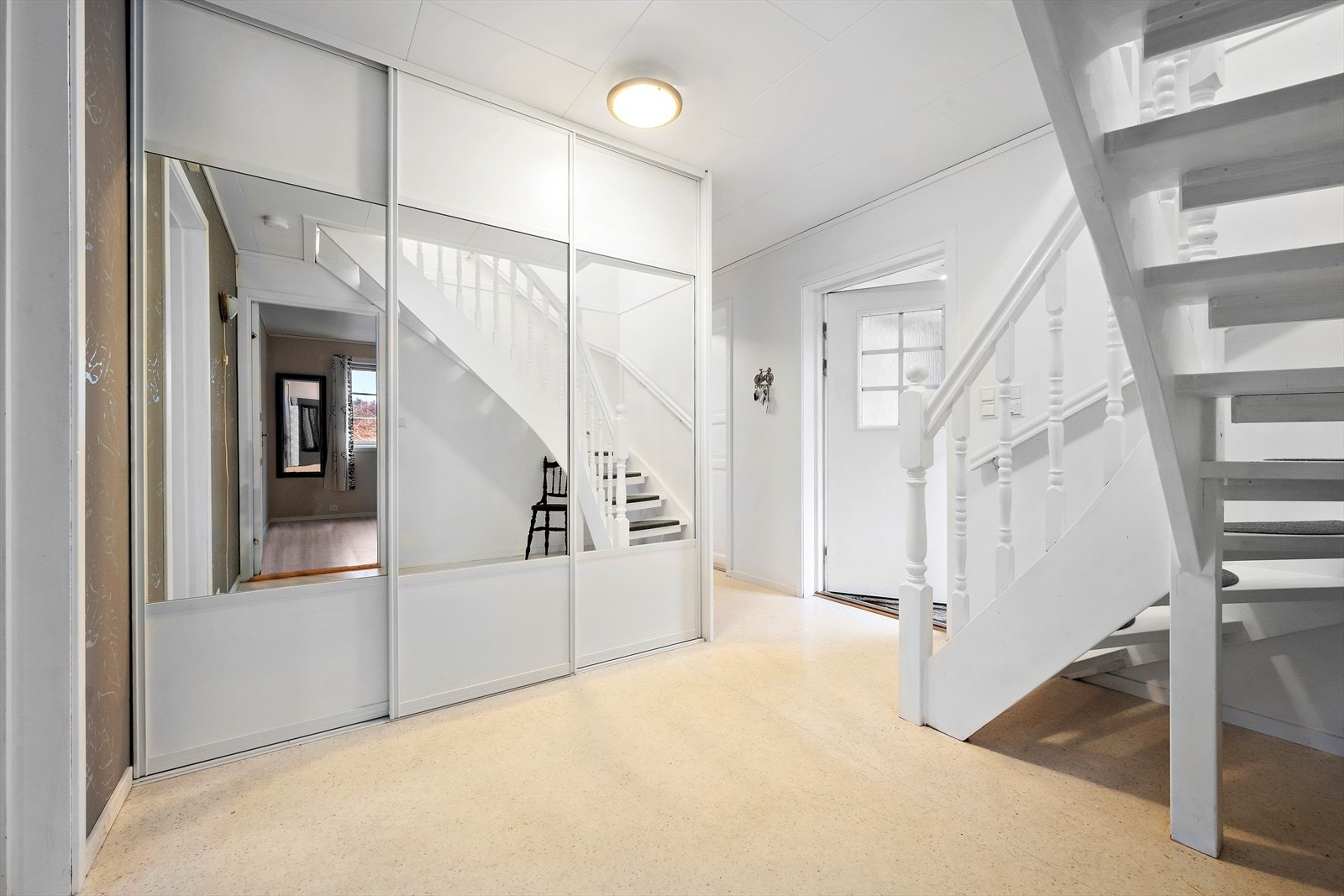 Hall/trapperom i 1. etg. Galleribilde