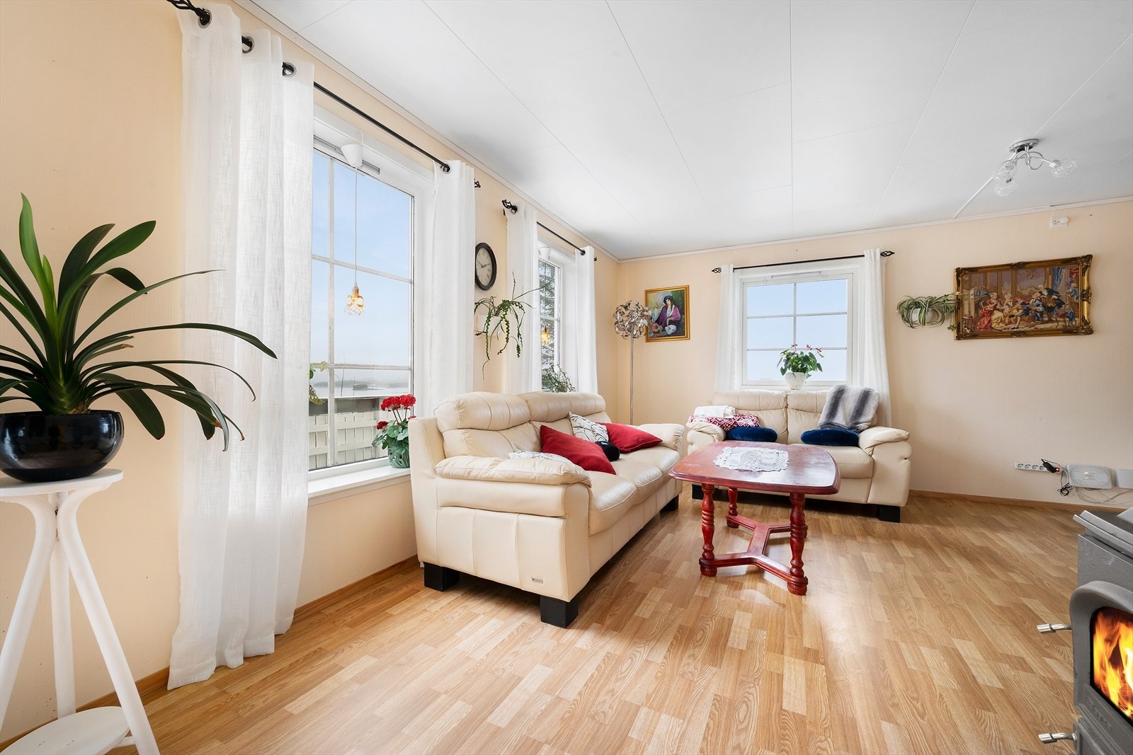 Stue med store vindusflater Galleribilde