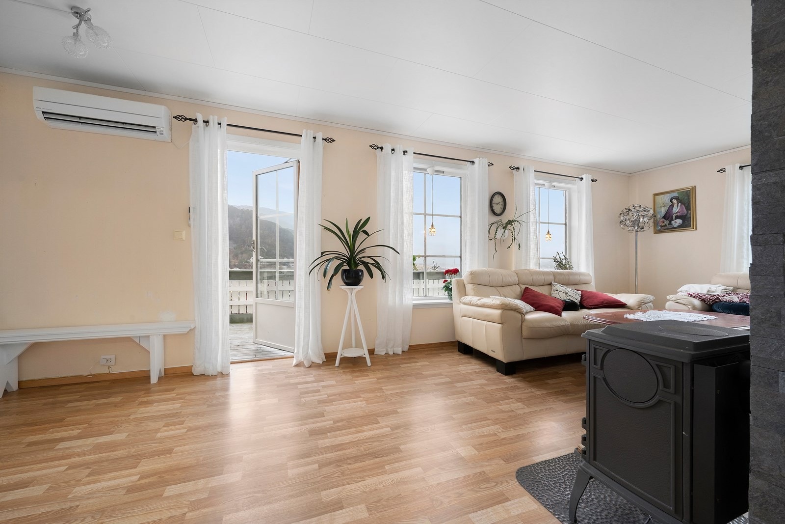 Fra stue er det utgang til de store terrassene Galleribilde