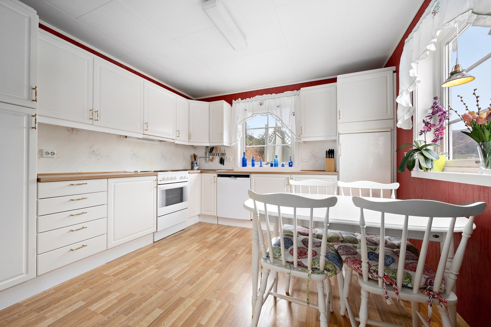 Det er plass til spisebord i kjøkken også Galleribilde