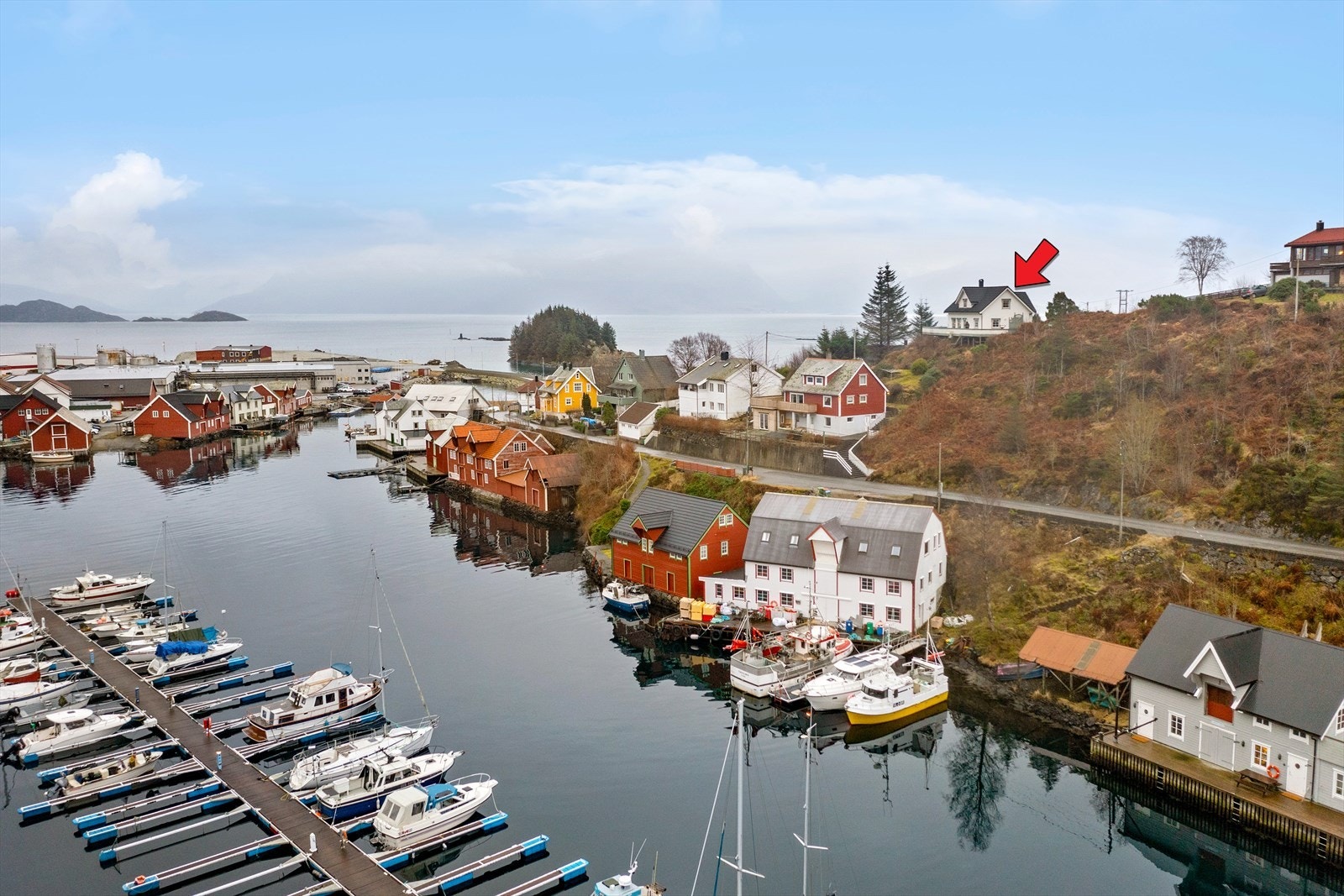 Eiendommen ligger på en høyde i Kalvåg. Galleribilde