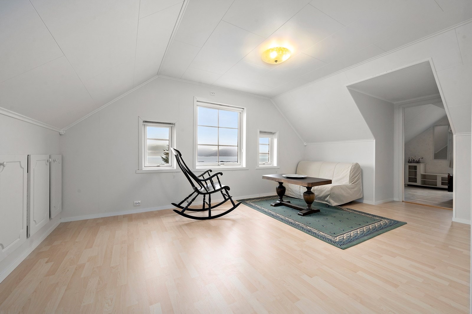 Loftstue og et soverom, som er slått sammen til stor loftstue Galleribilde