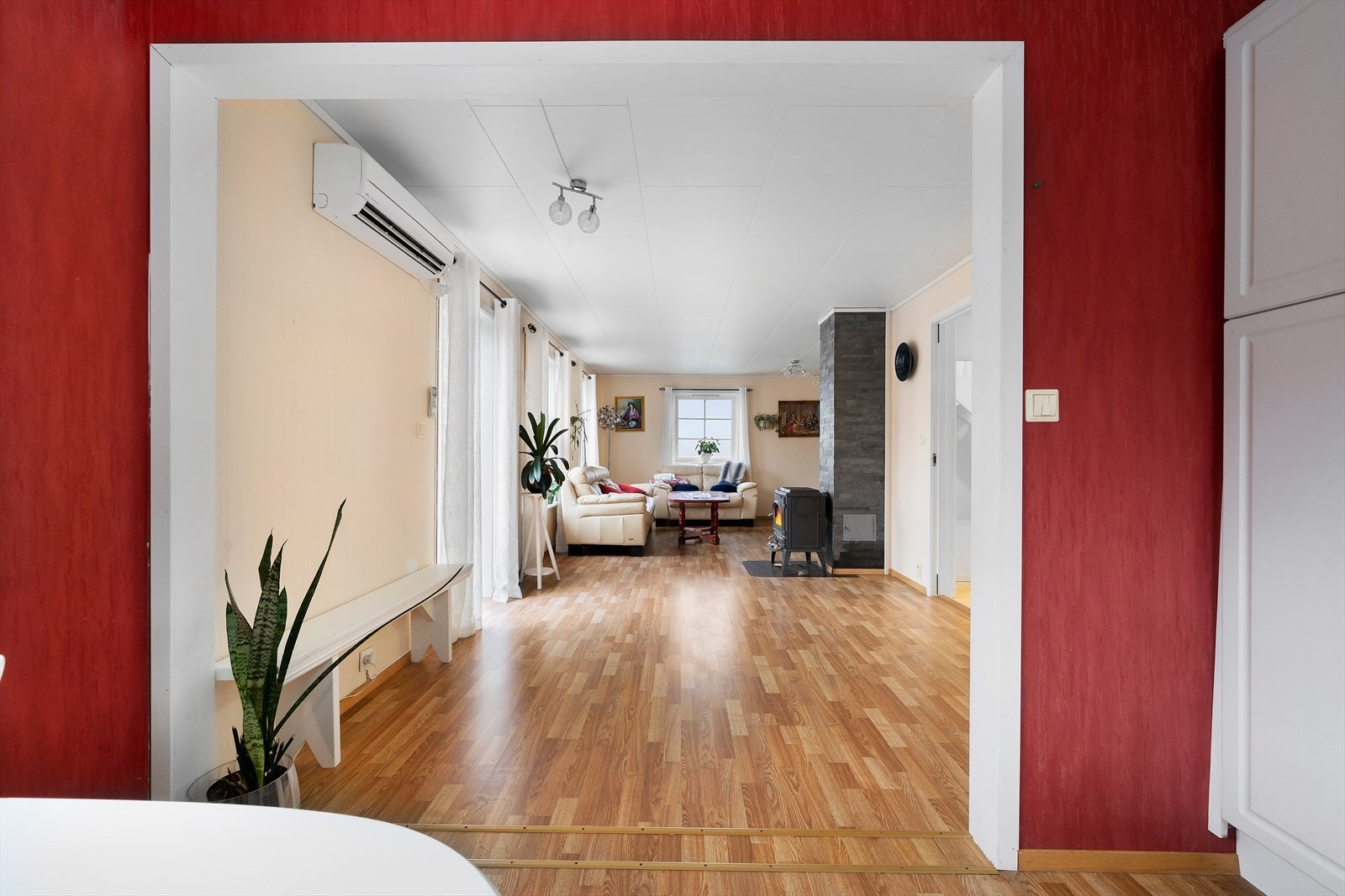 Det er god plass til både sittegruppe og til spisebord i stue. Galleribilde