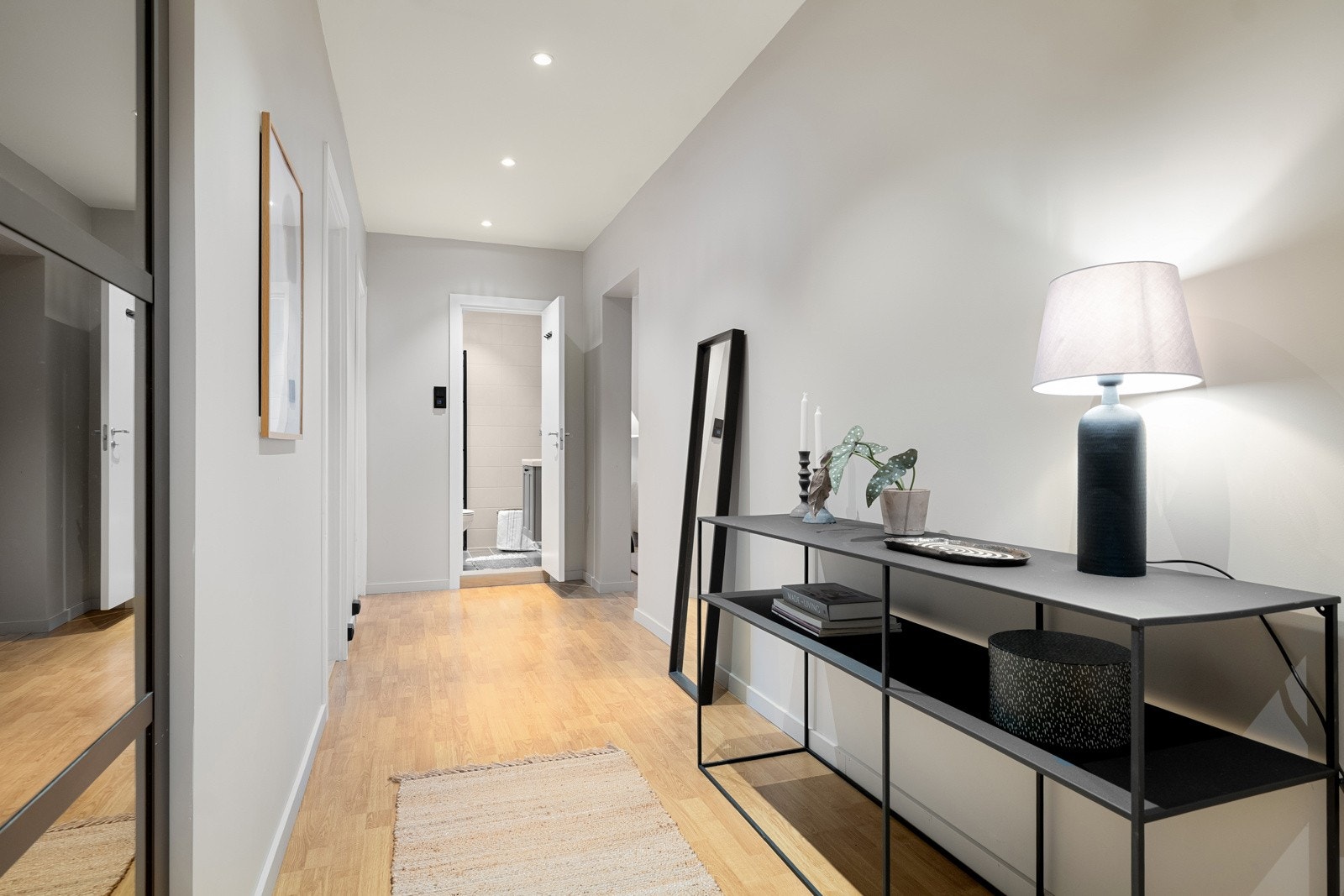 I entréen har du god plass til sko og yttertøy i skyvedørsgarderobe med speildører, samt ytterligere plass til oppheng, skoskap eller kommoder. Galleribilde