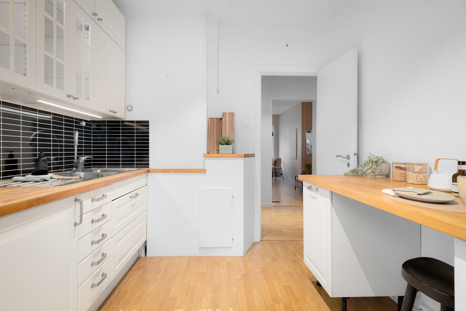 Kjøkkenet er utstyrt med medfølgende hvitevarer som integrert oppvaskmaskin, komfyr og kjøleskap med frysedel. Ventilator tilkoblet avtrekk ut av bygget. Alle hvitevarer medfølger i handelen. Det er også montert fuktsensor tilkoblet lekkasjestopper. Galleribilde