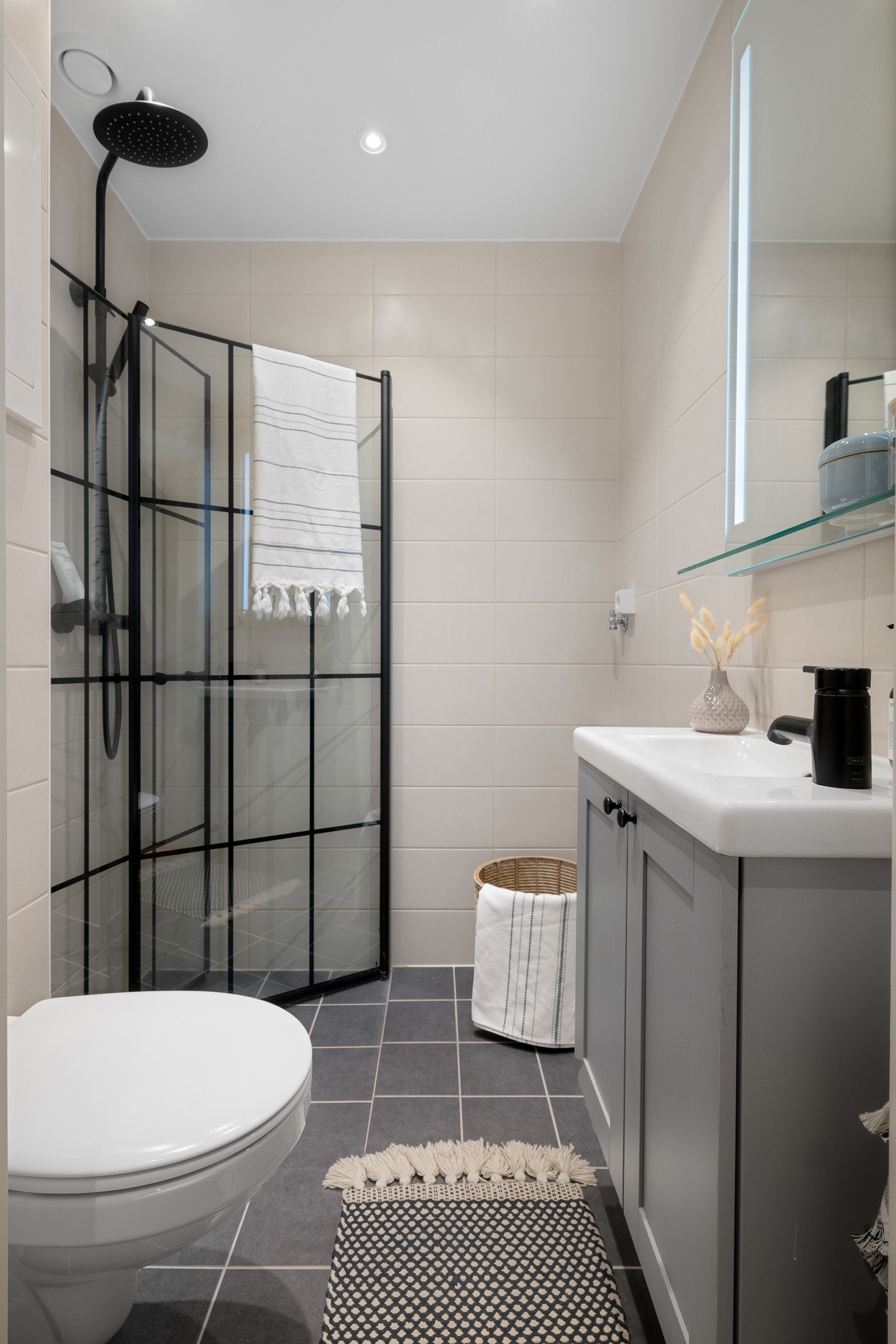 Baderommet er også utstyrt med dusjhjørne med innfellbare glassdører og både hånd- og regnfallsdusj, samt vegghengt toalett. Galleribilde