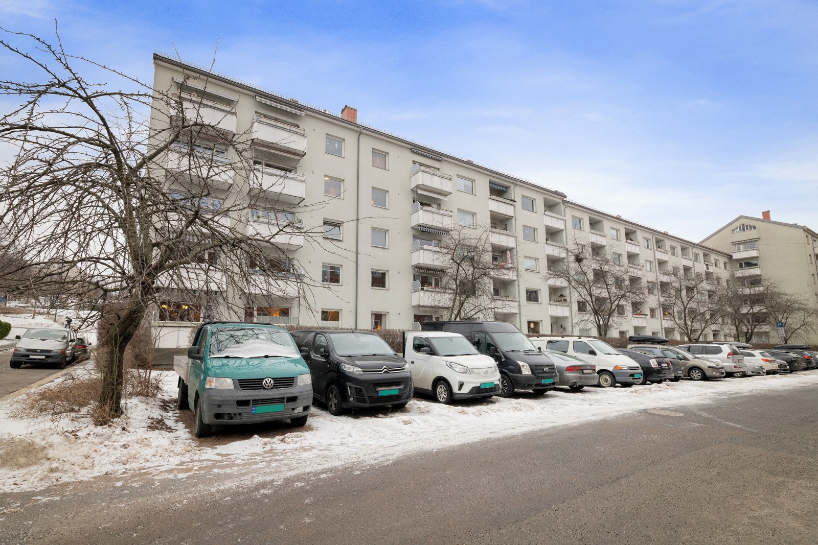 Her bor du i umiddelbar nærhet til alle T-banens linjer og med god tilgang til annen kollektiv-trafikk. Videre er det kort vei til dagligvare, kaféer, restauranter, samt Grünerøkka og sentrum. Galleribilde