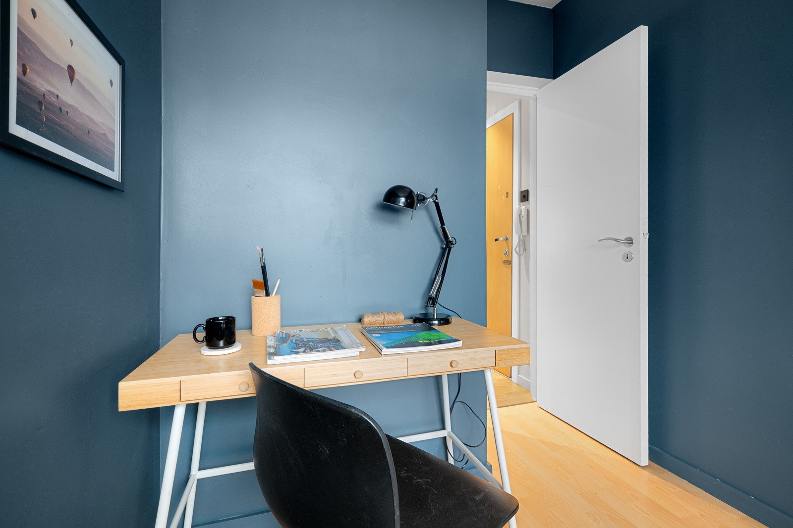 Samme gode standard her med laminat på gulv og gipsplater på veggene som er malt i en fin og behagelig mørk blåfarge. På soverommet har du plass til seng, kontorpult og garderobeløsninger etter eget ønske og behov. Galleribilde