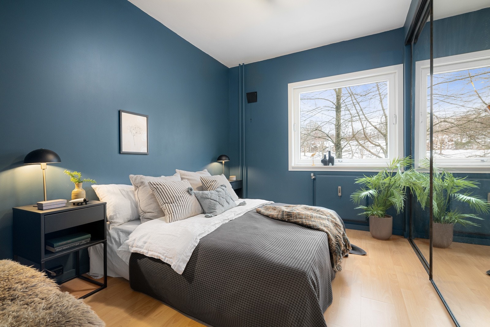 Leiligheten har et innbydende hovedsoverom av god størrelse. God standard med laminat på gulv og gipsplater på veggene som er malt i en fin og behagelig mørk blåfarge. Den store vindusflaten slipper inn fint lys, samtidig som det ikke er direkte innsyn. Galleribilde