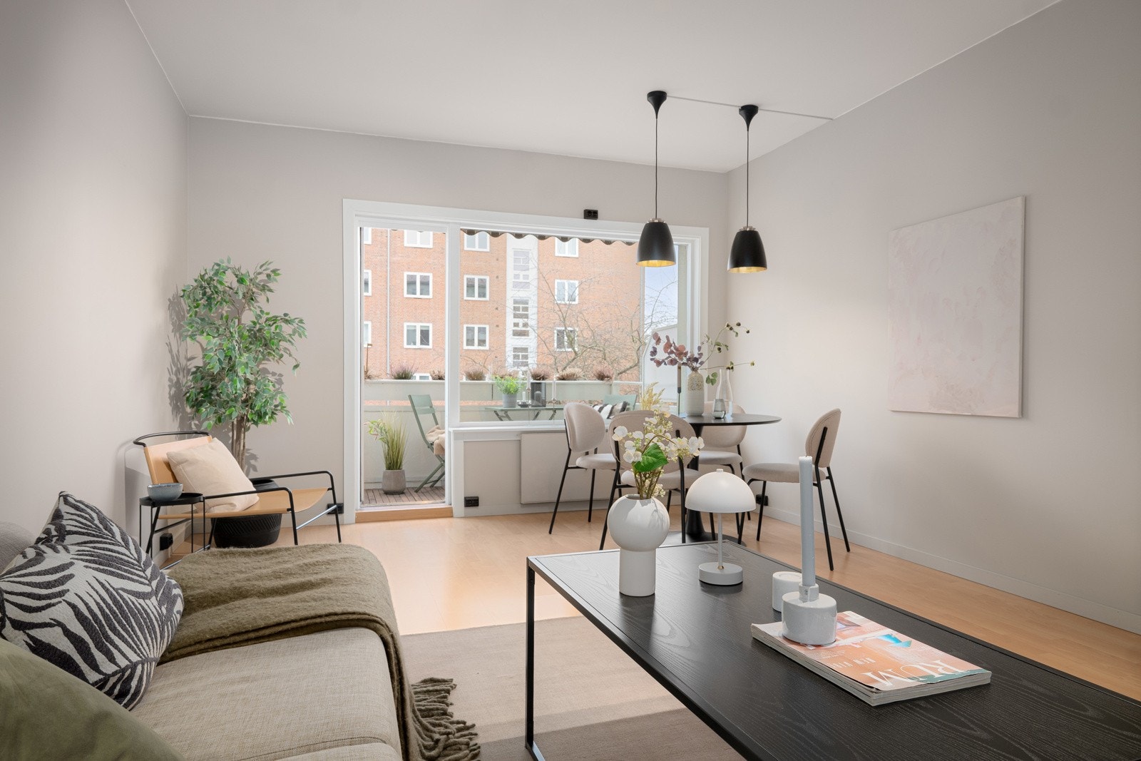 En lys og pen 3(4)-roms leilighet med god standard. Leiligheten ligger i byggets 2. etasje, og har en gjennomgående planløsning med store rom. Galleribilde