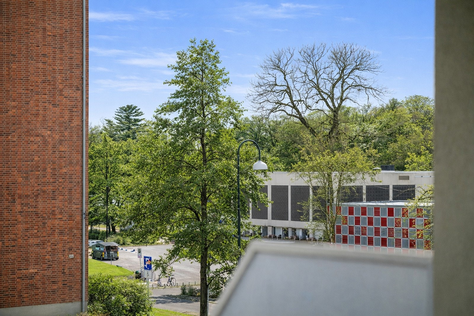 Hyggelig utsyn mot grøntareal. Redigert av AI Galleribilde