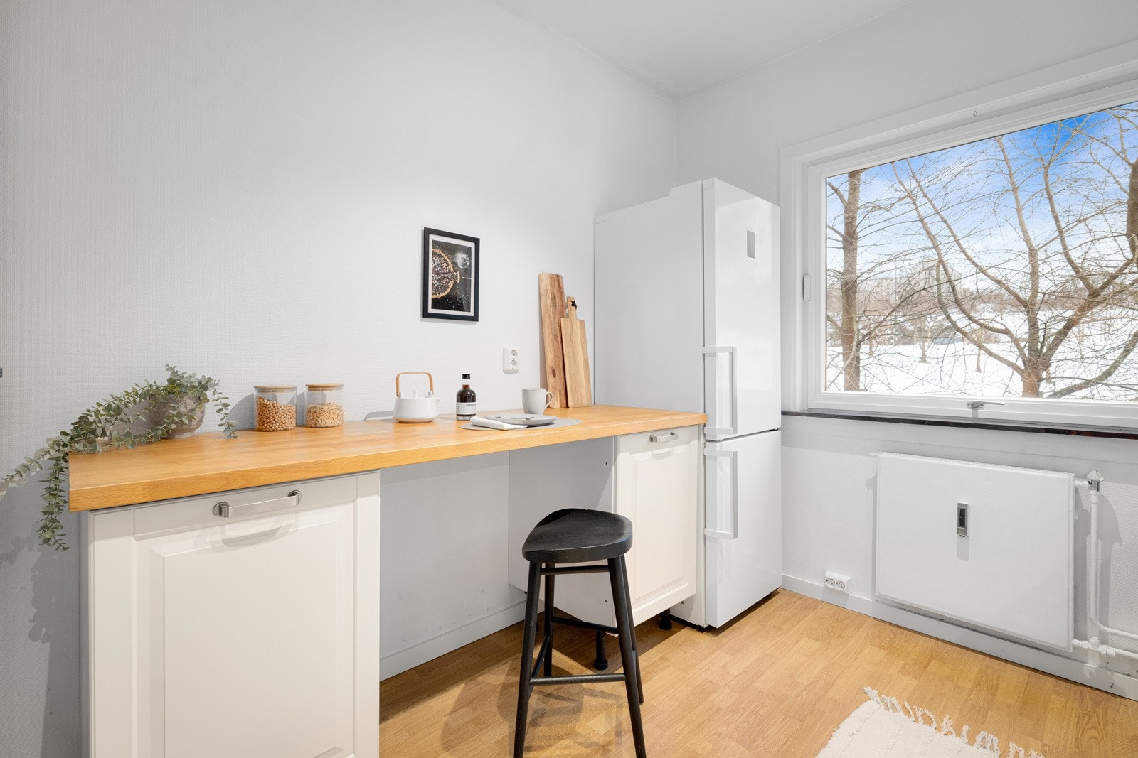 Leiligheten har et lyst og praktisk separat kjøkken. Tidløs kjøkkeninnredning fra ca. 2010 med god skap- og benkeplass. Galleribilde