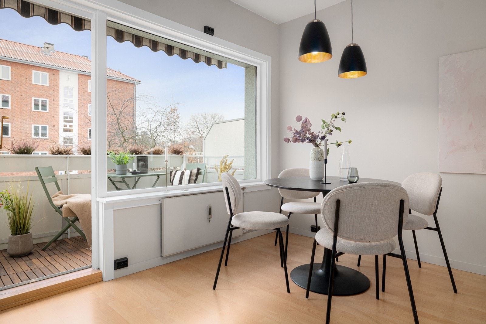 Den store vindusflaten slipper inn rikelig med naturlig lys, og de brede vinduskarmene er perfekte for planter og dekor. Galleribilde