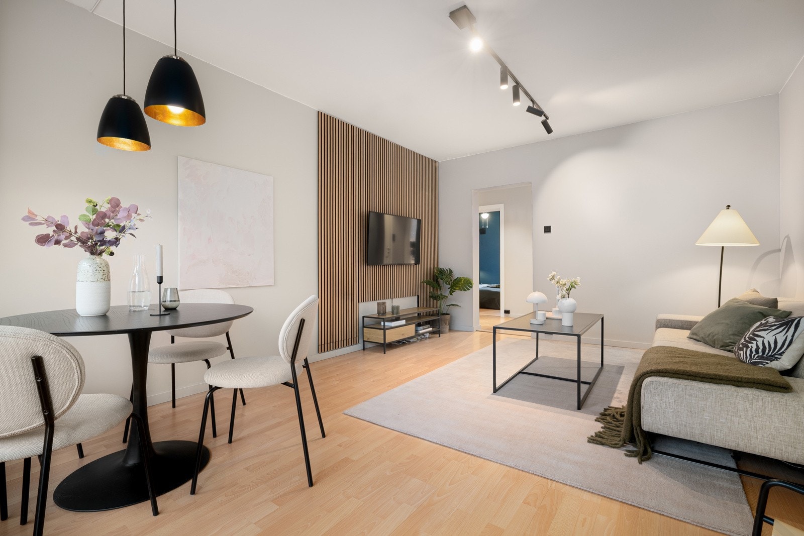 Stuen er romslig med god plass til både sofagruppe med salongbord, mediemøblement og et spisebord. Galleribilde