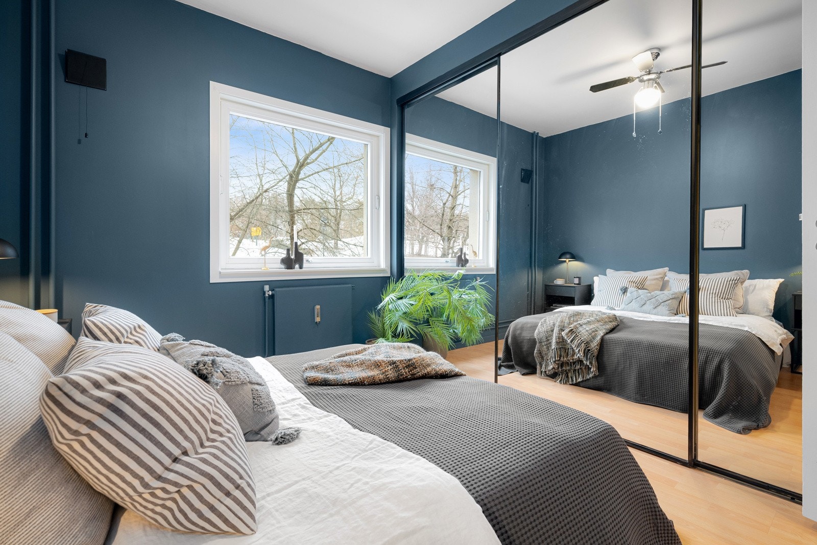 På soverommet har du plass til dobbeltseng med tilhørende nattbord, samt en kontorpult eller kommode. Rikelig med oppbevaringsplass i stor plassbygget skyvedørsgarderobe med speildører langs hele den ene veggen (bredde ca. 3,4 meter). Galleribilde