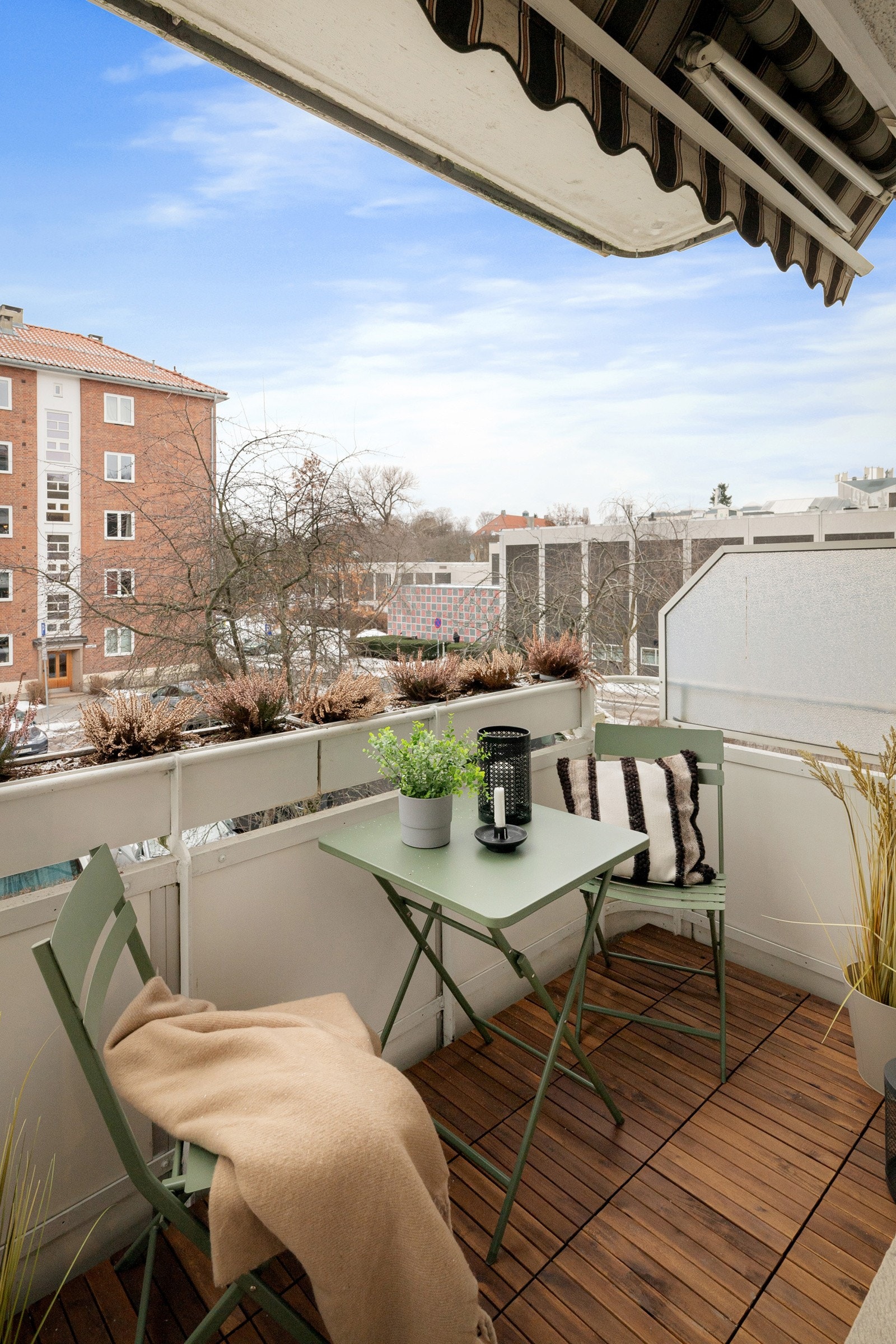 Balkongen er overbygget, har treheller på gulv og god plass til sittegruppe etter eget ønske og behov. Det er også montert markise. Galleribilde