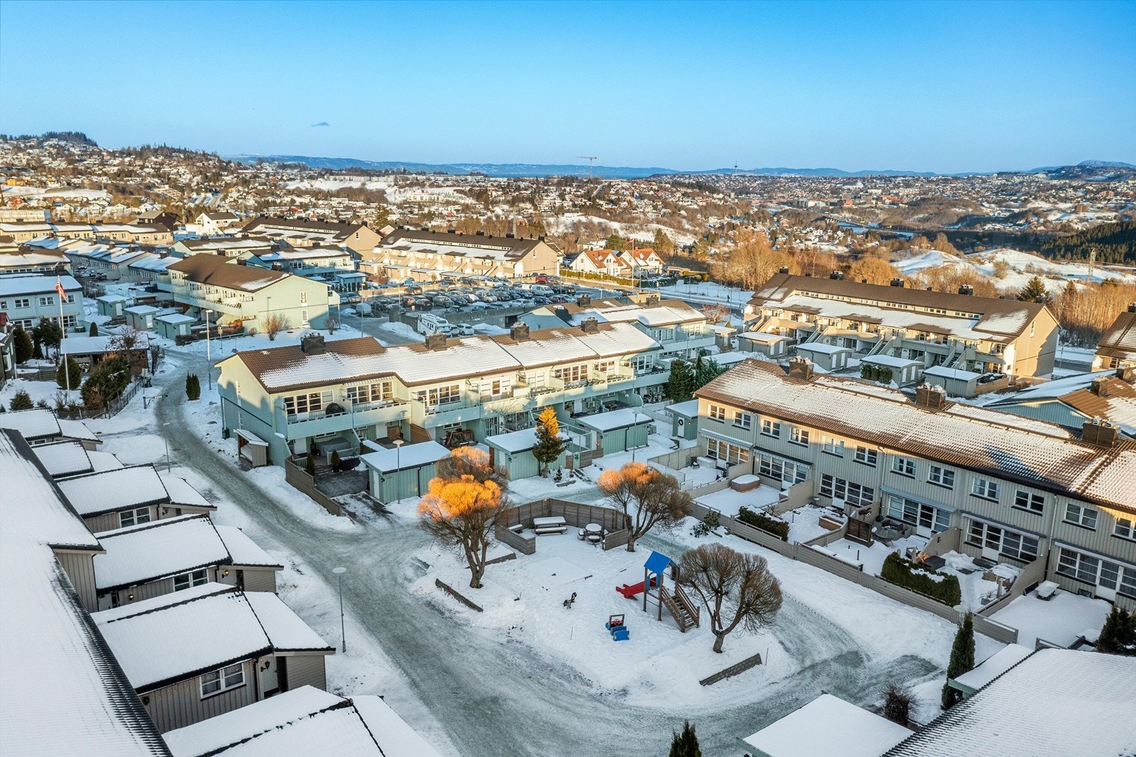 I tillegg til den naturskjønne beliggenheten, finner du et bredt utvalg av praktiske fasiliteter i nærområdet. Barnehager, skoler, dagligvarebutikker og idrettsanlegg er alle innen gangavstand, noe som gjør hverdagen enklere og mer praktisk. Galleribilde