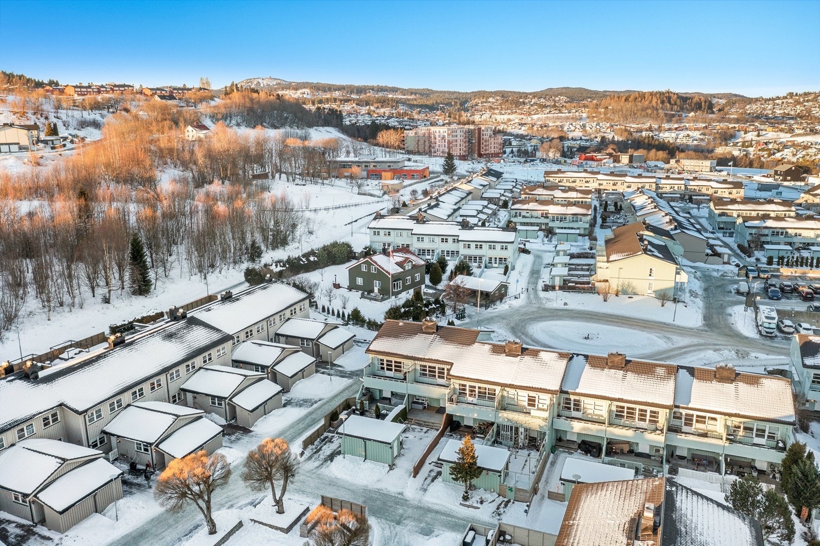 Når det gjelder dagligvarehandel, er både Coop Extra Flatåsen og Rema 1000 Flatåsen kun en kort spasertur unna, henholdsvis seks og ni minutter til fots. Galleribilde