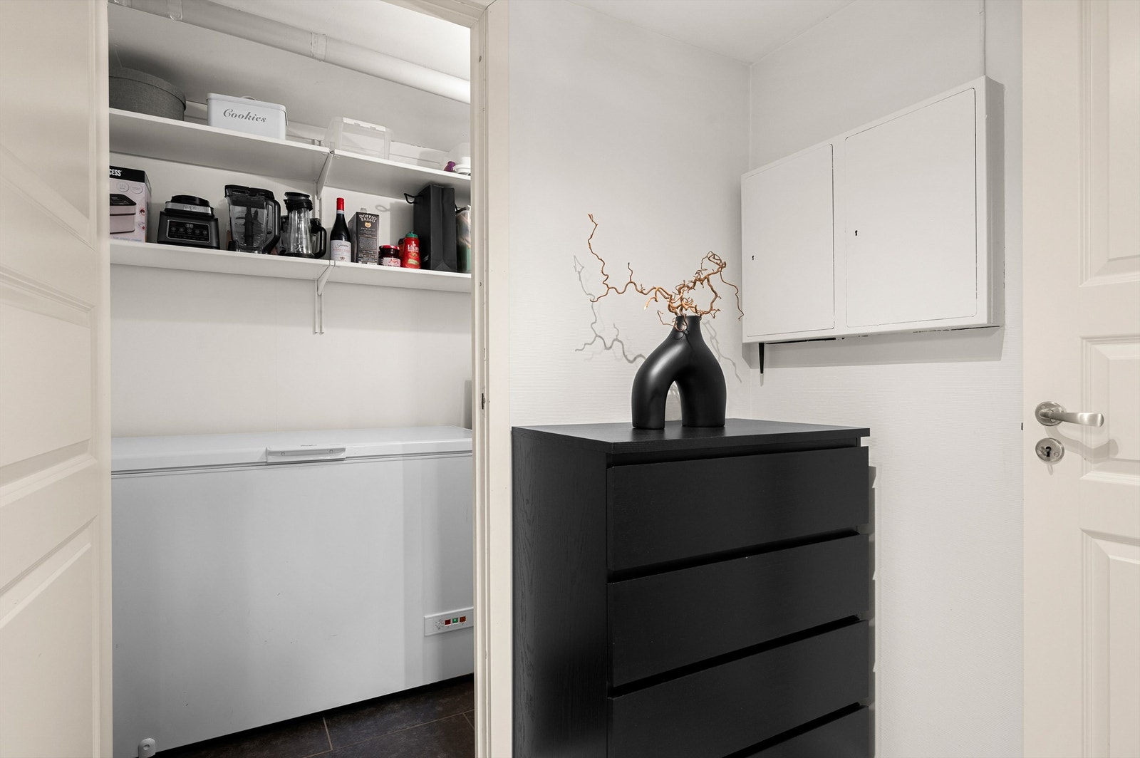 Videre disponerer kjelleren to boder på til sammen 8,2 kvm med gode lagringsmuligheter. Galleribilde