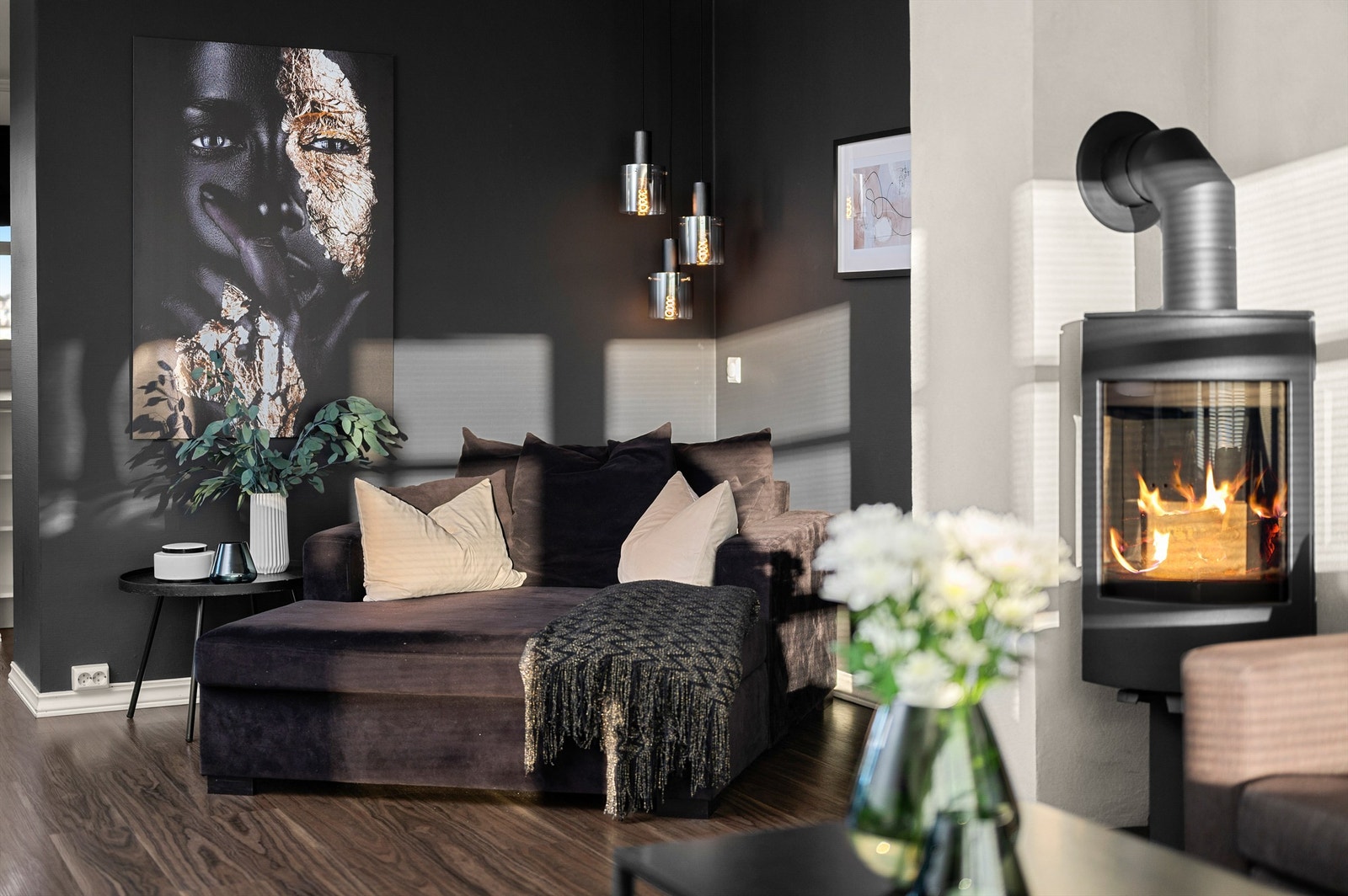 Boligen er oppvarmet med varmepumpe samt peisovn i stue/trapp. Øvrig oppvarming med elektrisitet. Galleribilde