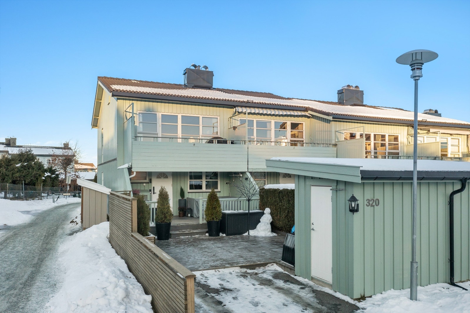 Terrassen er pent opparbeidet med utekjøkken og har gode møbleringsmuligheter. Boligen disponerer også en praktisk utebod på 4 kvm med gode oppbevaringsmuligheter. Galleribilde