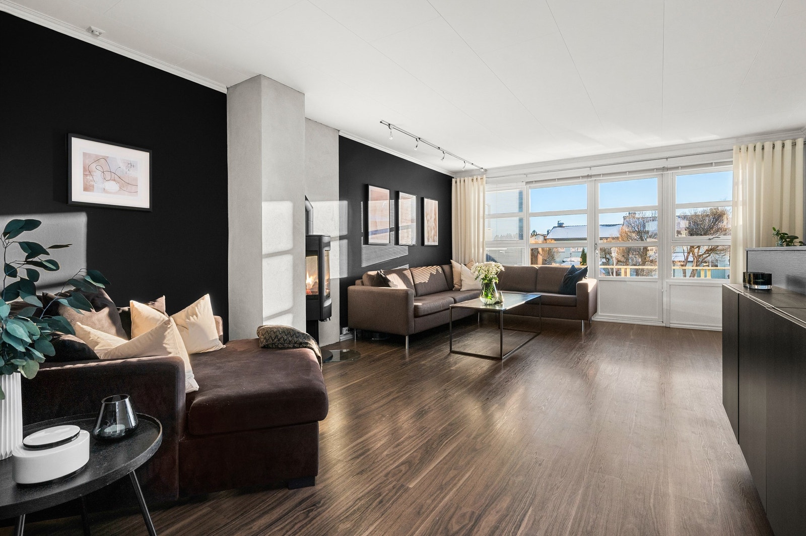 Boligen er gjennomgående lys og luftig med utstrakte vindusflater som sikrer rikelig med naturlig dagslys. Galleribilde