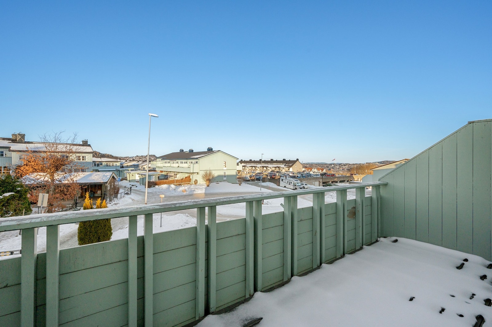 Fra stuen har man direkte utgang til en solfylt balkong på 10 kvm med god plass til ønsket utemøblement. Galleribilde