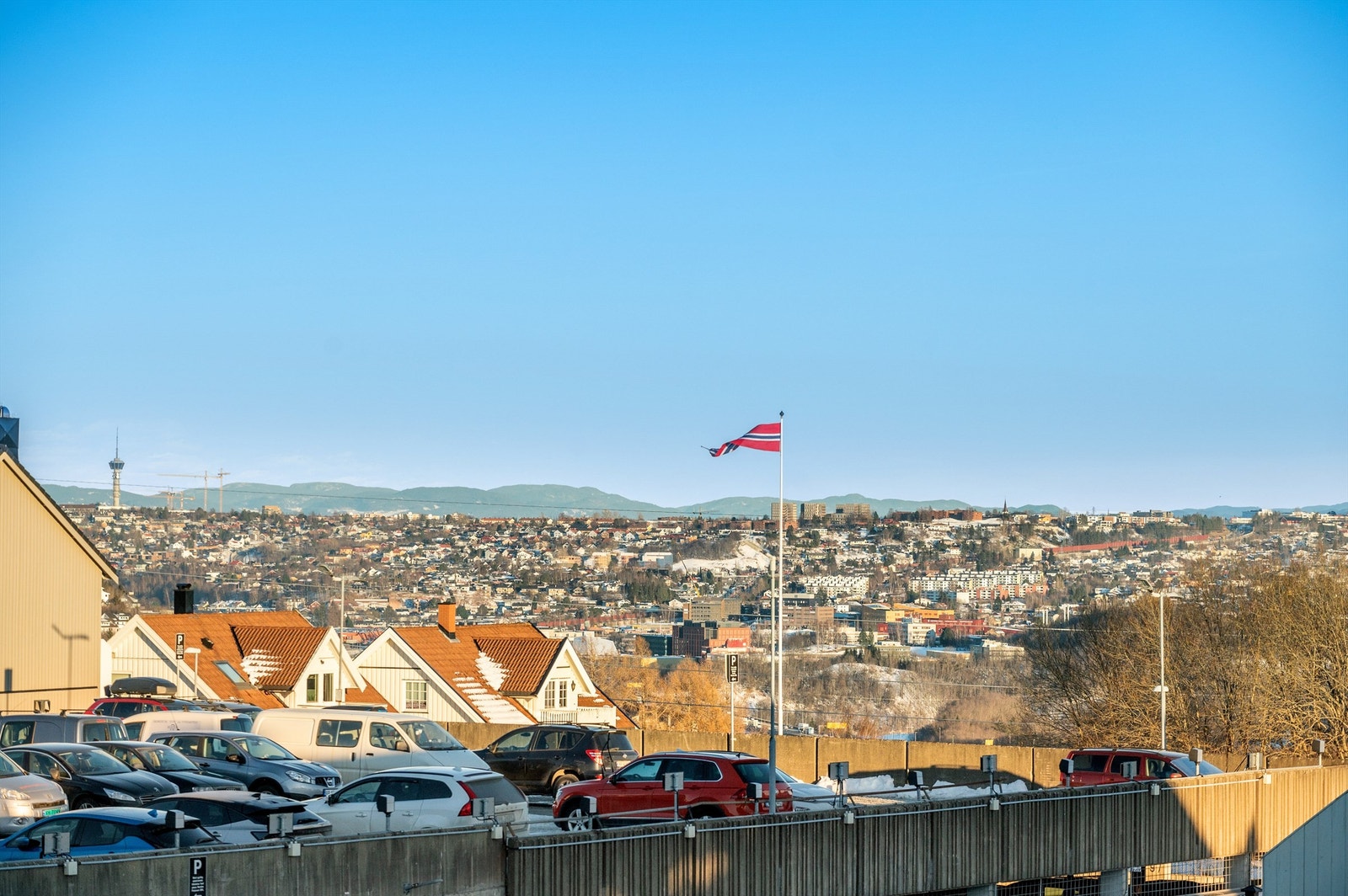 Kollektivtransport er også enkelt tilgjengelig med Søndre Flatåsen som nærmeste bussholdeplass, kun en kort 200 meters spasertur fra eiendommen. For lengre reiser er Trondheim sentrum bare 17 minutter unna med bil. Galleribilde