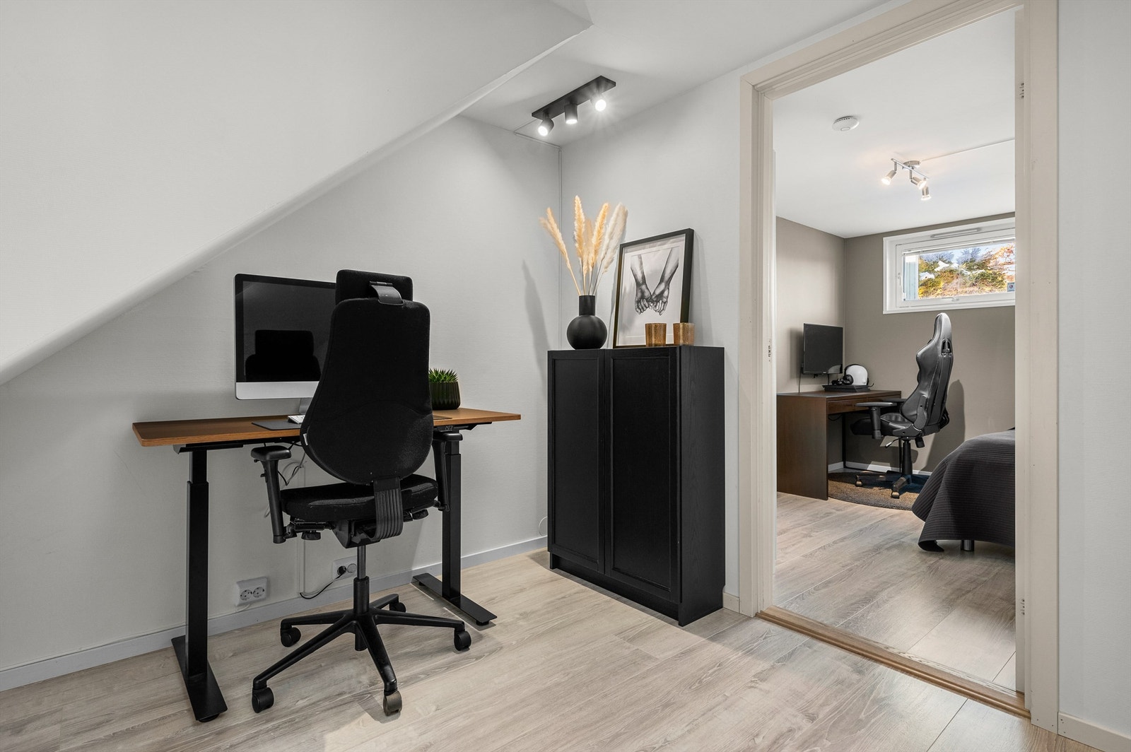 Kjelleren består av gang, stue, vaskekjeller, to soverom og to boder. Under trappen har man plass til en praktisk kontorløsning. Galleribilde