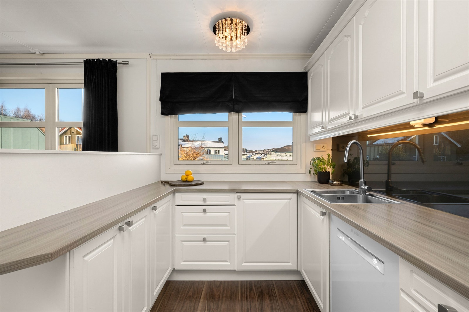 Kjøkkenet ligger pent tilbaketrukket fra stuen og har HTH-innredning med lyse profilerte fronter og benkeplate av laminat. Galleribilde