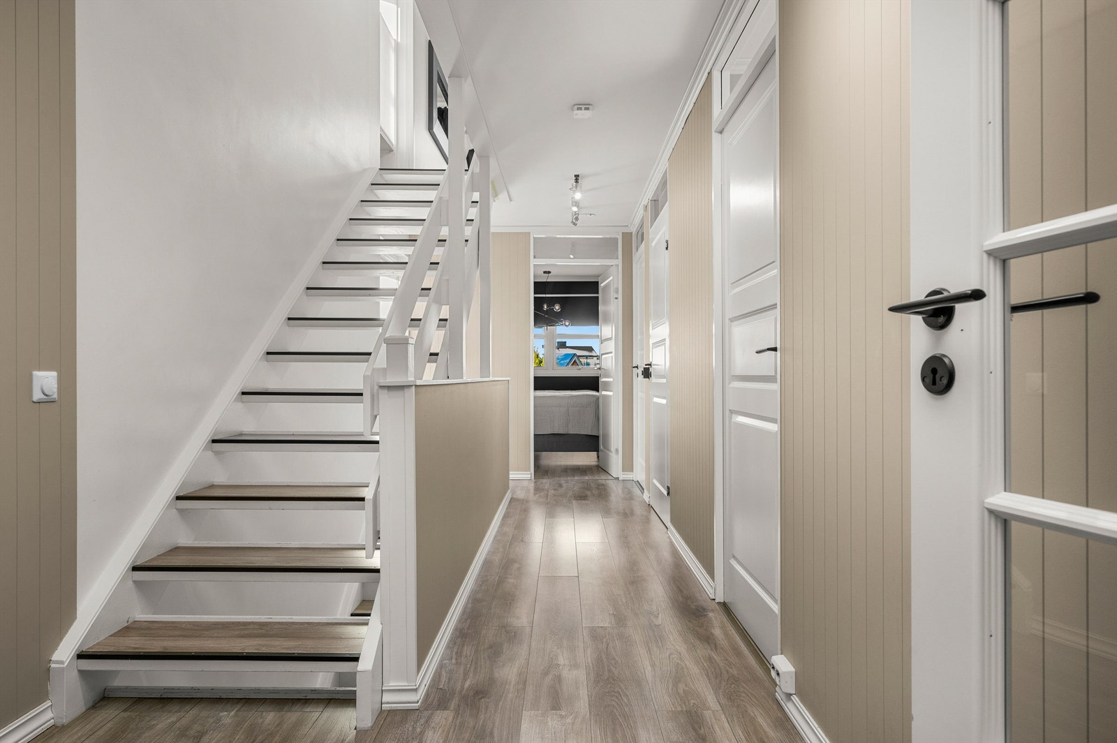 1. etasje består av gang, vindfang, toalettrom, tre soverom og bad. Galleribilde