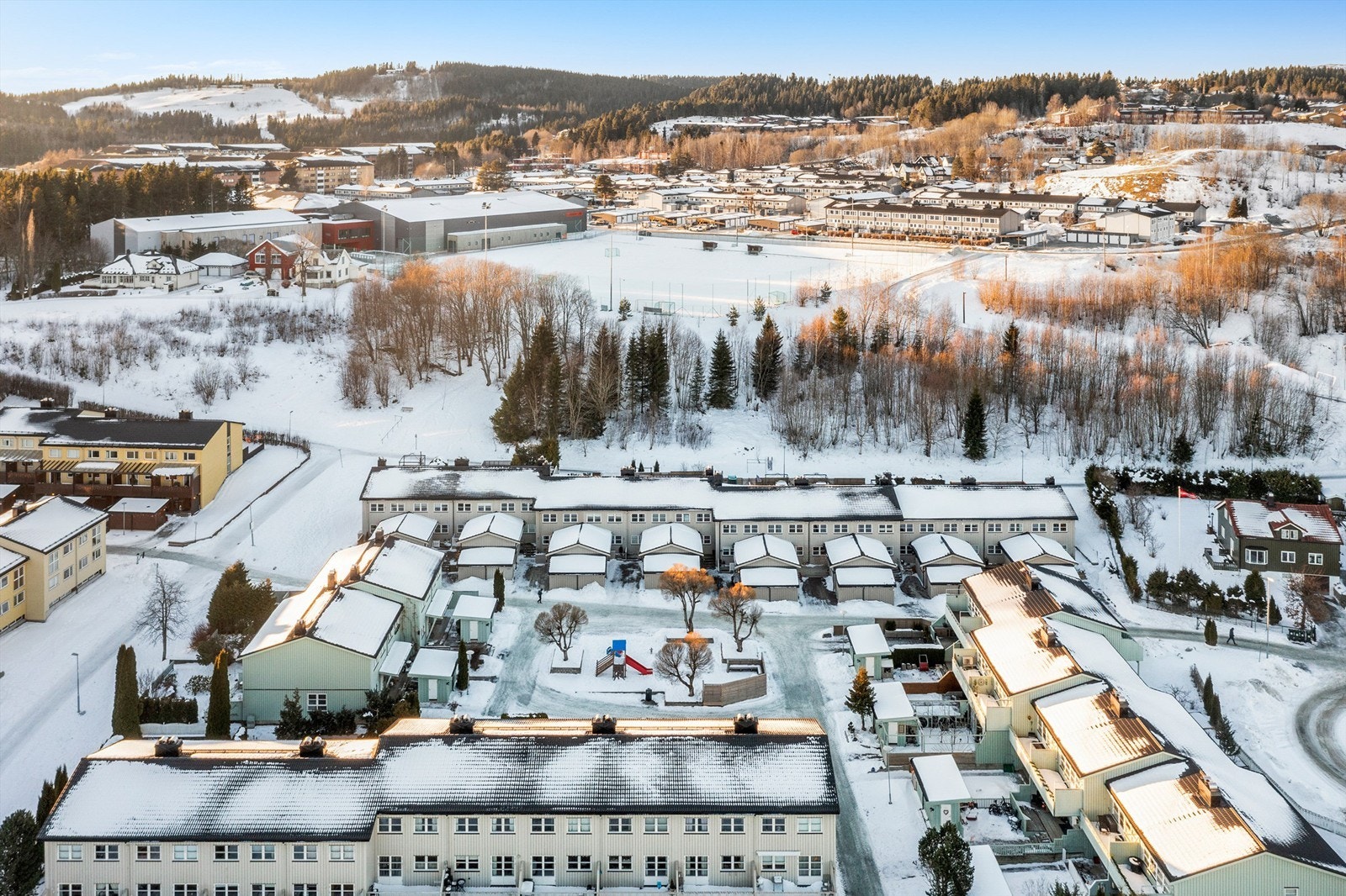 For ytterligere servicefasiliteter og shoppingmuligheter, er det en rask 10 minutters kjøretur til City Syd, hvor du finner et mangfold av butikker, restauranter, apotek, vinmonopol, frisører og mer. Galleribilde