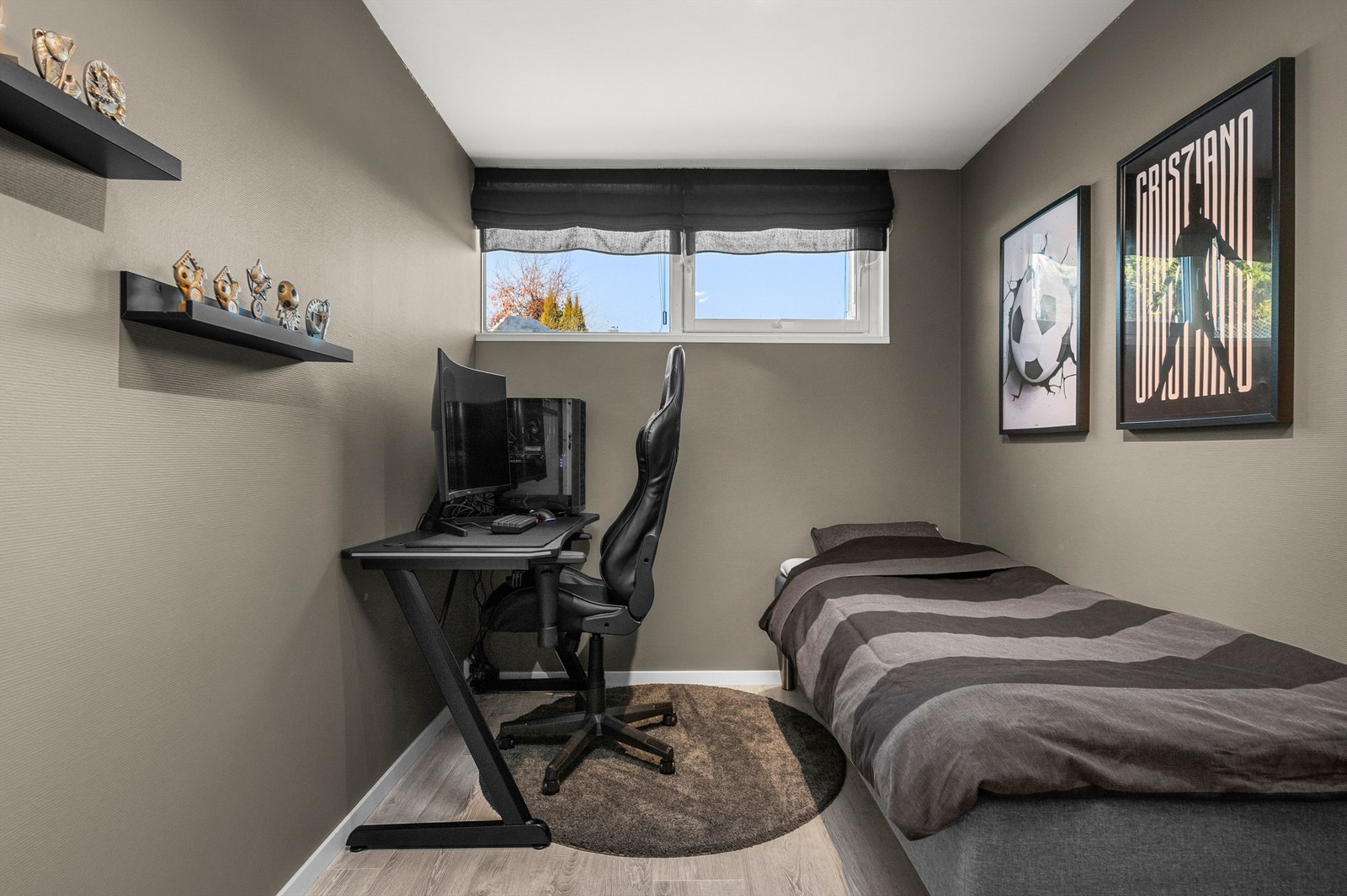 Soverom 4 er opprinnelig byggemeldt som disponibelt rom og dermed ikke godkjent for varig opphold. Kjøper overtar alt ansvar, eventuell kostnad og risiko forbundet med dette. Galleribilde