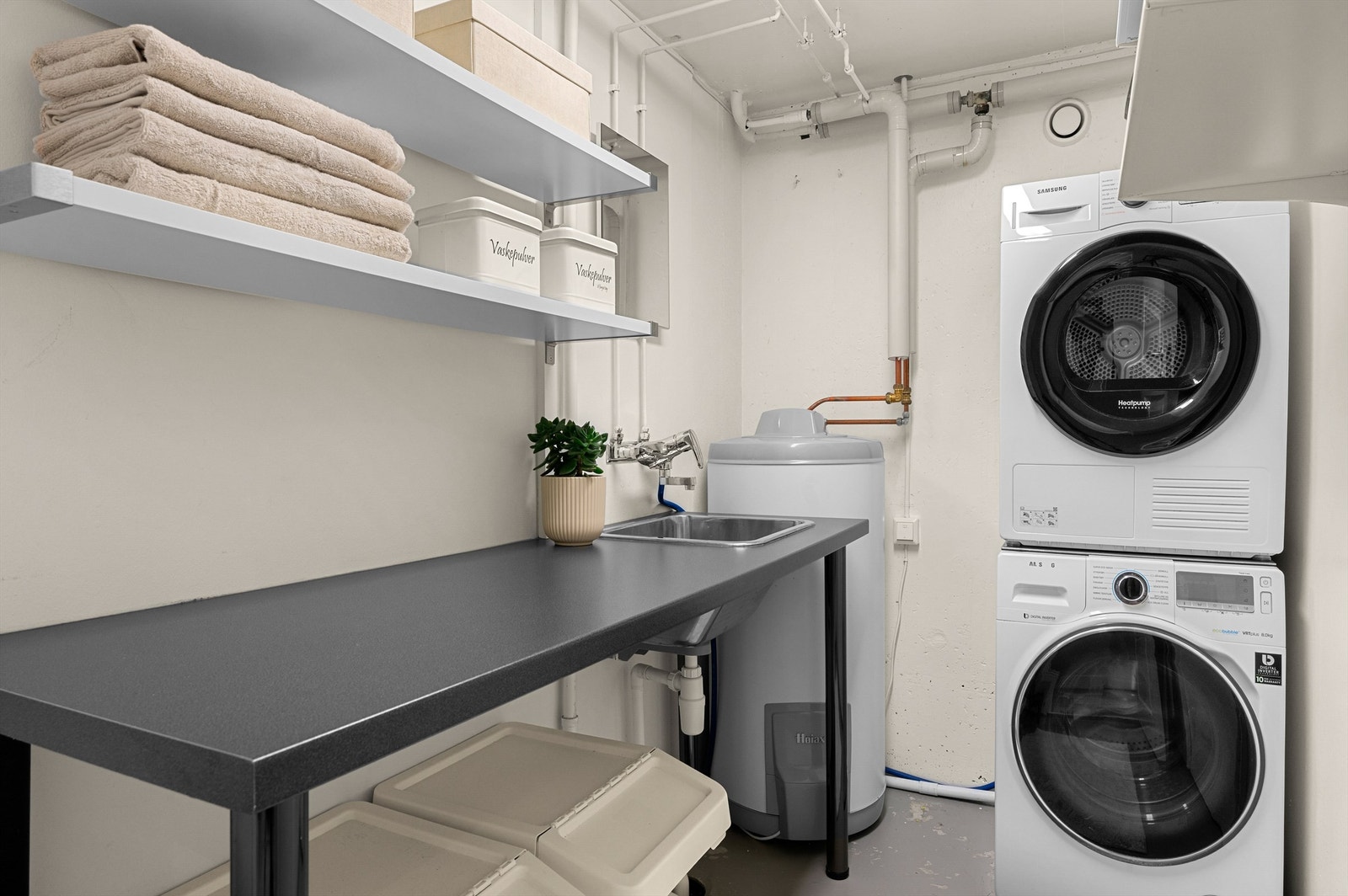 Praktisk separat vaskerom med gode oppbevaringsmuligheter. Galleribilde