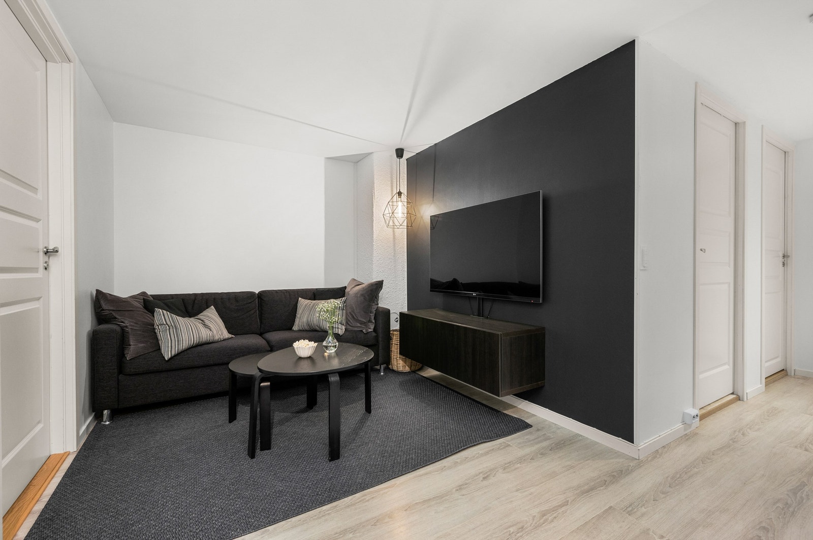 Stuen i kjelleren kan være fin å trekke seg tilbake til. Stuen er opprinnelig byggemeldt som disponibelt rom og dermed ikke godkjent for varig opphold. Kjøper overtar alt ansvar, eventuell kostnad og risiko forbundet med dette. Galleribilde