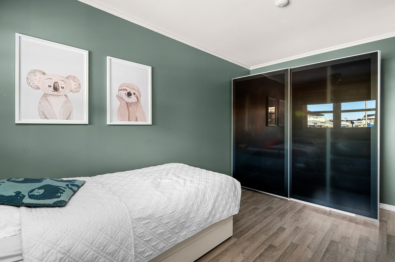 Her har man god plass til dobbeltseng av ønsket størrelse, nattbord og garderobeskap. Galleribilde