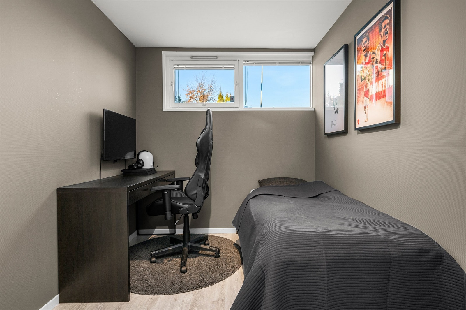 Soverom 5 er opprinnelig byggemeldt som disponibelt rom og dermed ikke godkjent for varig opphold. Kjøper overtar alt ansvar, eventuell kostnad og risiko forbundet med dette. Galleribilde