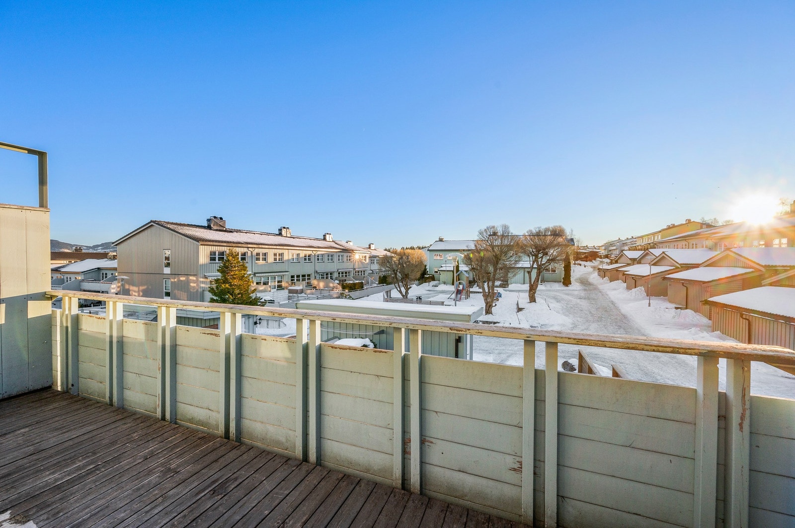 Også fra spisestuen har man utgang til en herlig balkong på 10 kvm. Selger opplyser om solgang på eiendommen fra ca. kl. 09:00 til 21:00 på sommerstid. Galleribilde