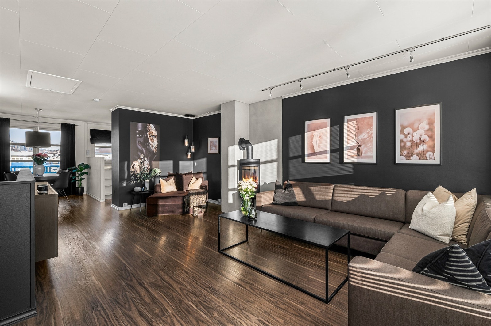 Stuen er lett å møblere med de flere sonene i rommet. Galleribilde