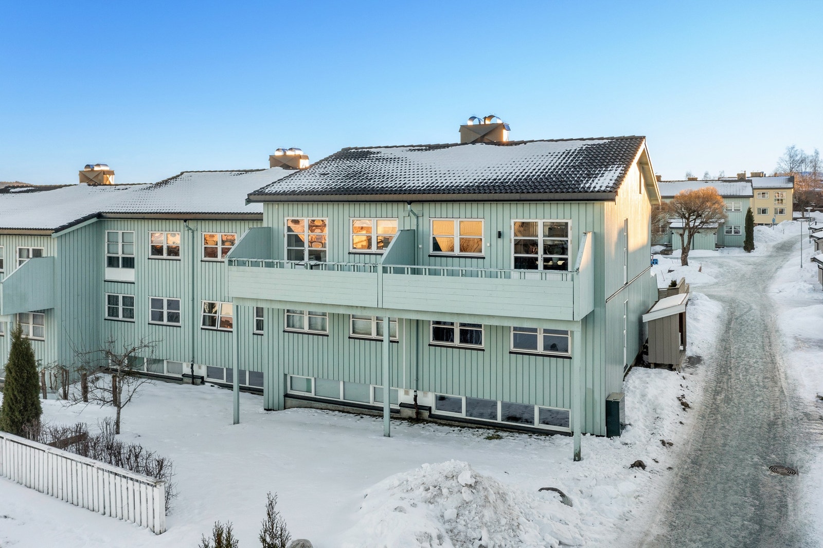 Eiendommen har en fin beliggenhet i et fredelig og familievennlig nabolag på Flatåsen, omgitt av store grøntområder. Dette gir deg flotte muligheter med enkel tilgang til skog og mark, perfekt for de som setter pris på friluftsliv og turer. Galleribilde