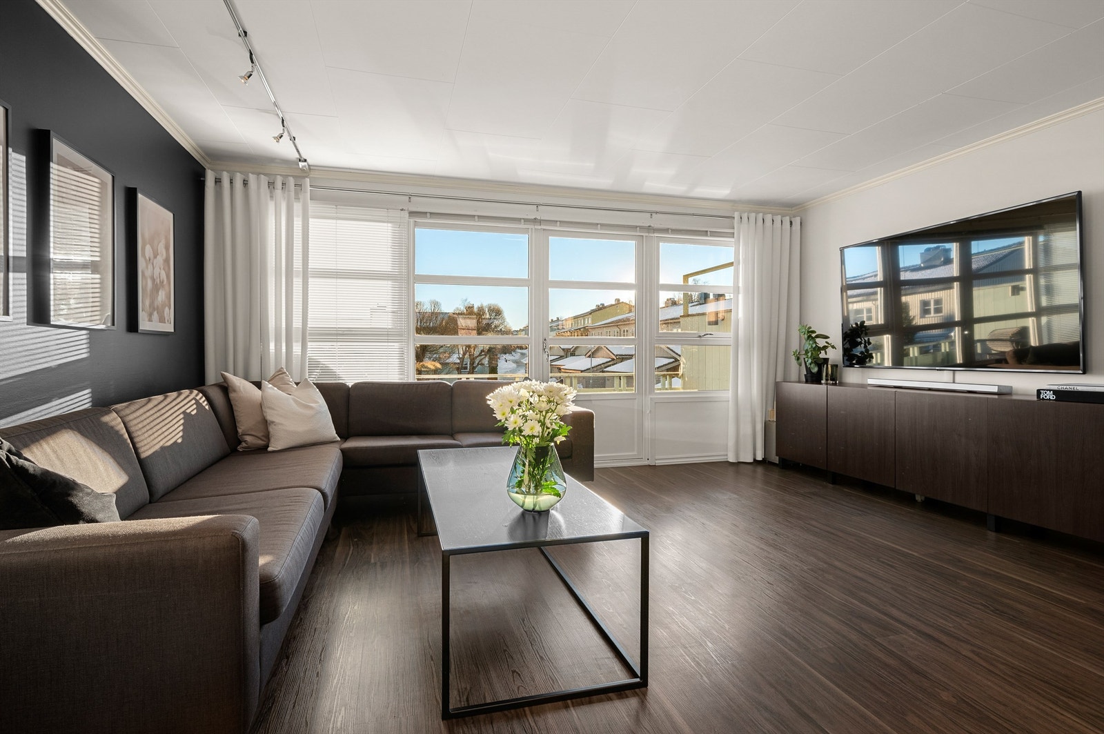 Stuen har god plass til stor sofagruppe med tilhørende TV-møblement. Galleribilde