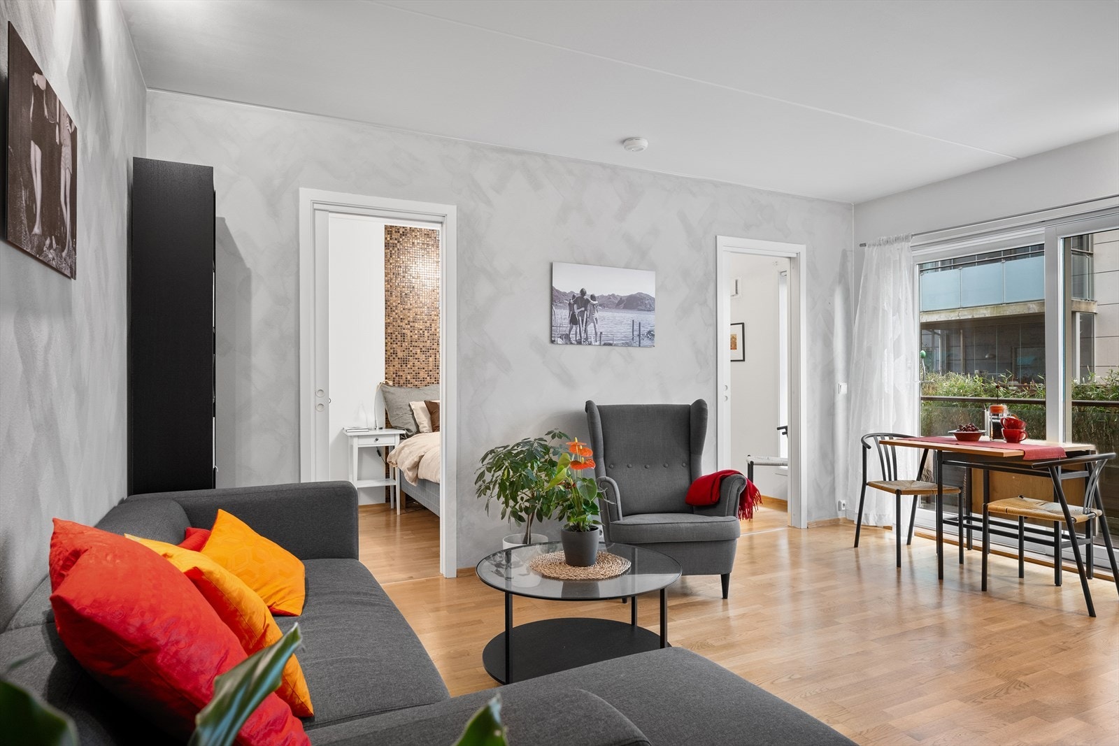 Velkommen til Havnegata 7 - en lys, romslig og moderne 2-roms selveierleilighet fra 2006. Galleribilde