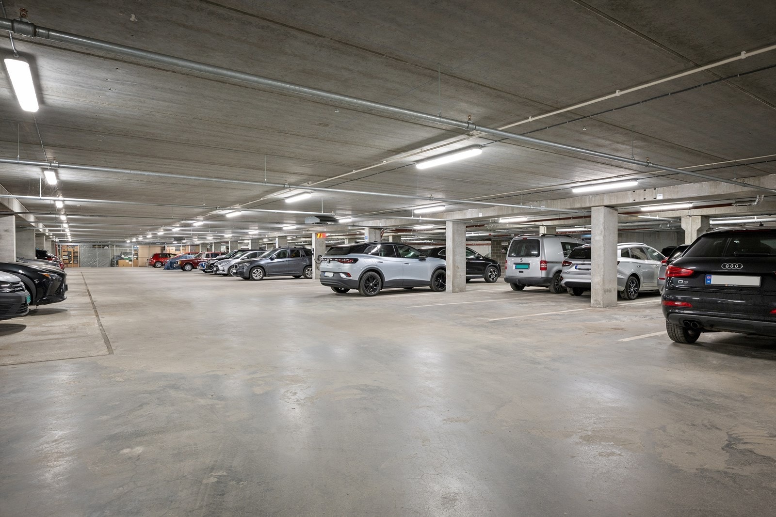 Leiligheten disponerer parkeringsrettighet i pool-ordning. Galleribilde