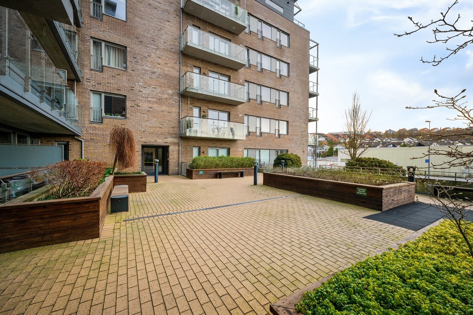 Beliggende svært sentralt og attraktivt med umiddelbar nærhet til kjøpesentre, spisesteder og treningssenter, samt kort vei til togstasjon, busstopp og flotte turområder. Galleribilde