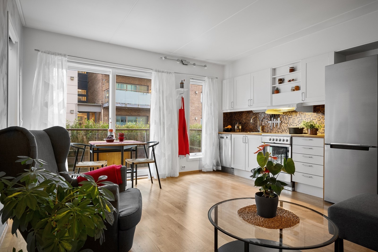 I åpen forbindelse med kjøkkenet ligger den trivelige stuen, som sammen danner et lyst og luftig oppholdsrom. Galleribilde