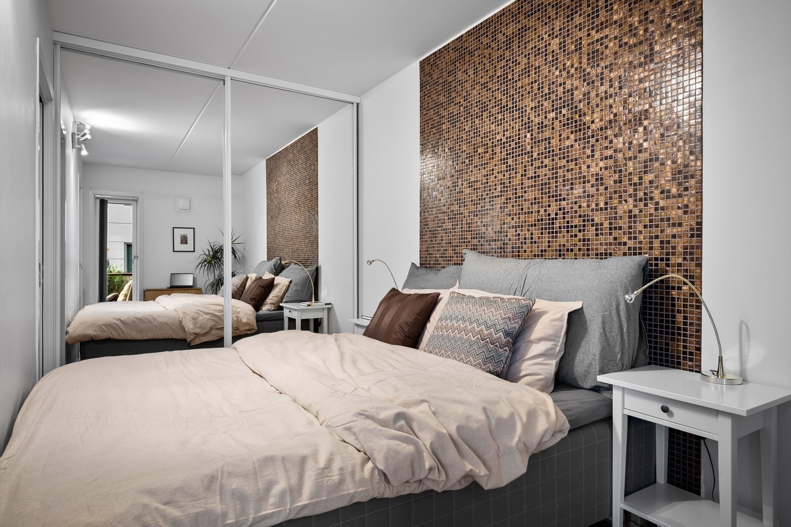 Soverommet er lyst og innbydende med stort vindu som slipper inn rikelig med dagslys. Galleribilde